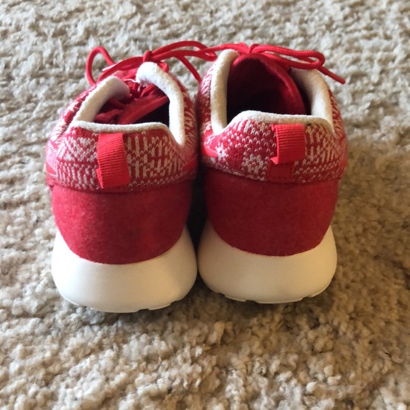 🎉2xHP🎉{Nike} Roshe One Winter red sneakers - Picture 4 of 5